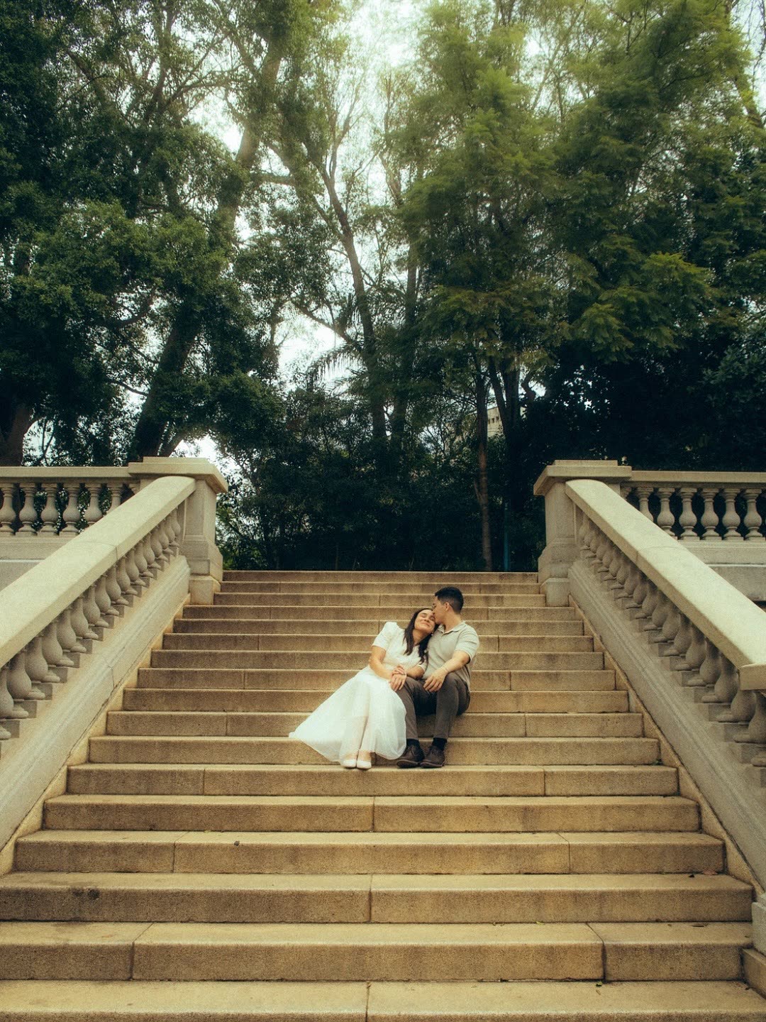 Casal na escadaria